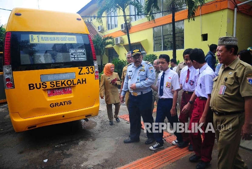 Siswa penyandang disabilitas didampingi didampingi petugas Dinas Perhubungan dan Transportasi berjalan menuju bus sekolah khusus disabilitas di Panti Sosial Bina Tuna Netra Cahaya Bathin, Jakarta Timur, Selasa (2/2). (Republika/Agung Supriyanto)