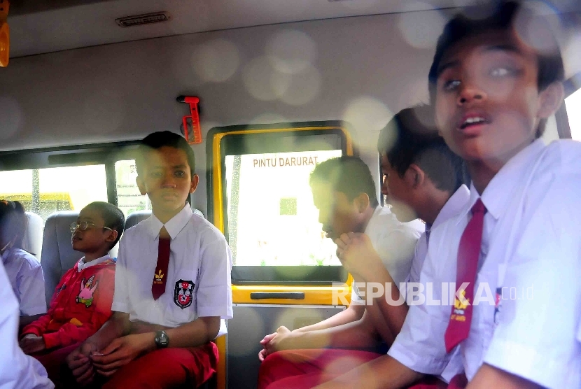 Siswa penyandang disabilitas mencoba bus sekolah khusus disabilitas di Panti Sosial Bina Tuna Netra Cahaya Bathin, Jakarta Timur, Selasa (2/2). (Republika/Agung Supriyanto)