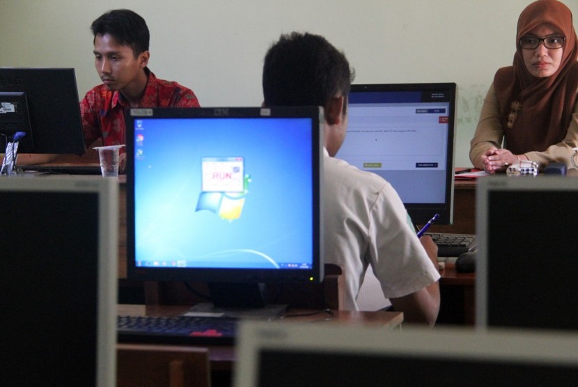 Siswa peserta Ujian Nasional berbasis komputer (UNBK) susulan jenjang SMK mengerjakan soal ujian Matematika di SMK Ngunut, Tulungagung, Jawa Timur, Senin (11/4). 