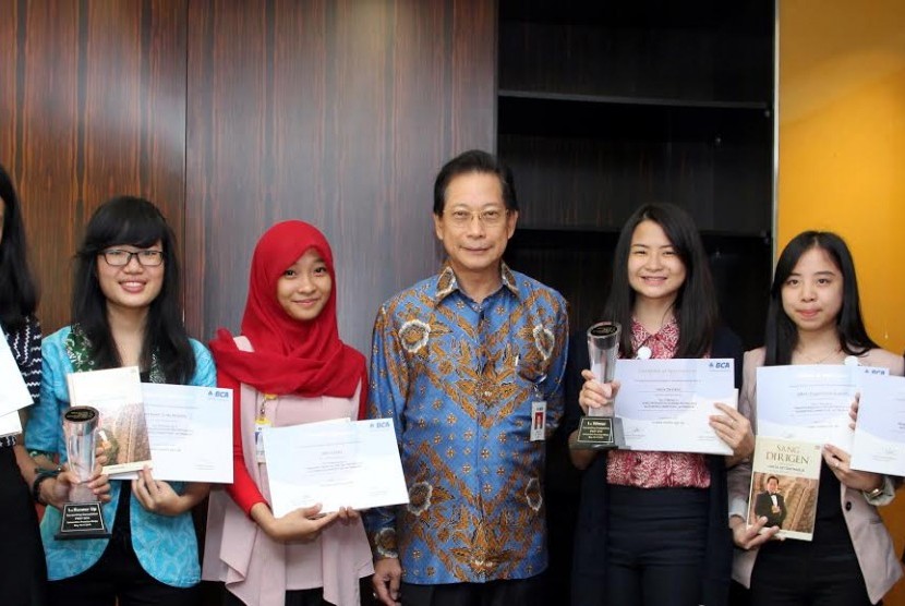 Siswa PPA BCA berkesempatan foto bersama Bapak Jahja Setiaatmadja (Presiden Direktur PT Bank Central Asia Tbk) setelah berhasil meraih juara di Prasetiya Mulya Accounting Festival 2016 pada 16-17 Mei 2016.