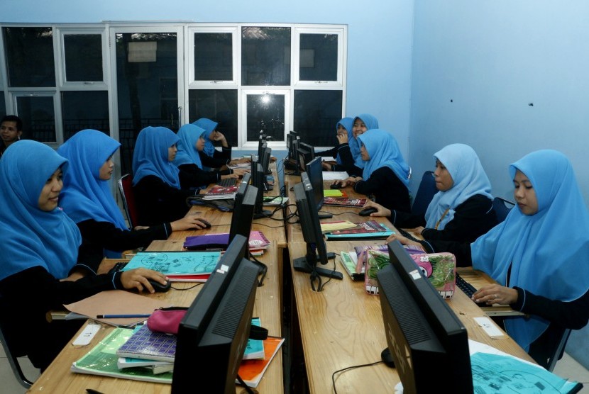 Siswa Rumah Gemilang Indonesia (RGI) sedang menimba ilmu.