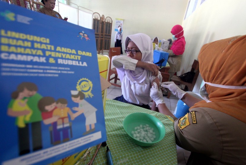 Siswa saat diberikan imunisasi Measleas Rubela (MR) oleh petugas Dinas Kesehatan Kabupaten Bogor di MTSN 3 Bogor, Cibinong, Kabupaten Bogor, Jawa Barat, Selasa (1/8). 