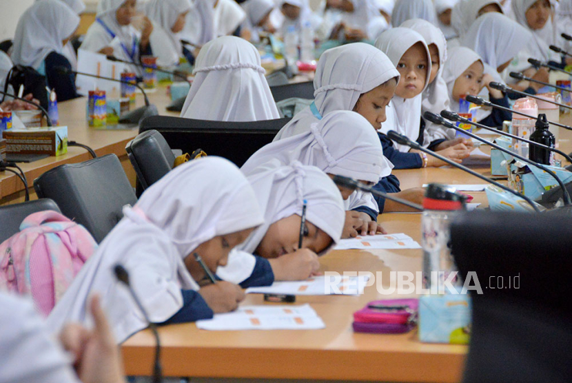Siswa salah satu SD swasta gratis di kelas sedang mengerjakan tugas.