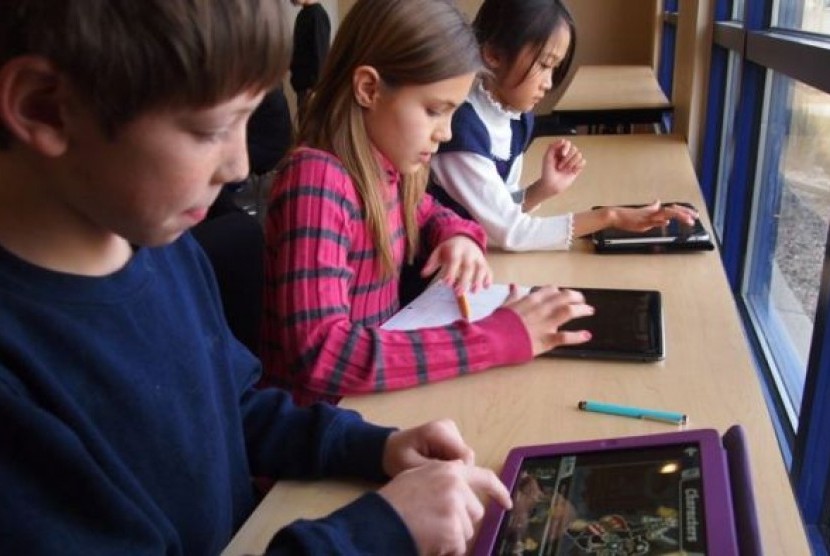 Siswa SD Australia menggunakan tablet di kelas.