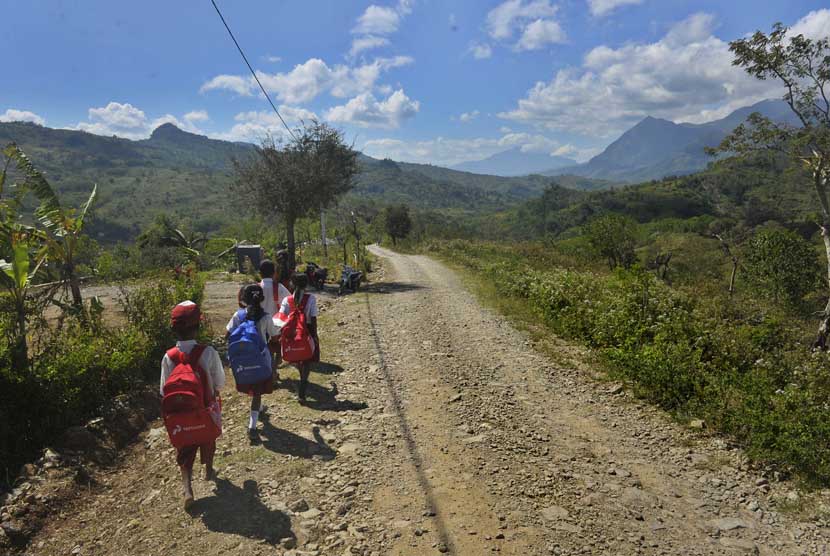  Siswa SD berjalan menuju sekolahnya yang berjarak sekitar 10-15 kilometer di Desa Looluna, Belu, NTT, Kamis (4/7).    (Antara//Yudhi Mahatma)