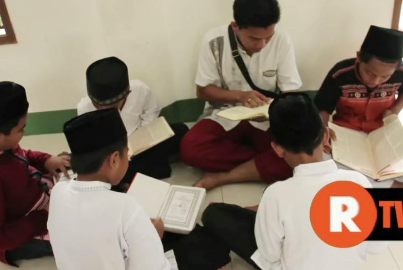 Siswa SD Bina Ilmu dan SMP Islam Parung, Bogor