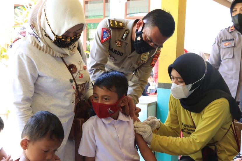  Para tenaga kesehatan (nakes)  di Kabupaten Pangandaran akan tetap siaga selama libur Lebaran. Tampak  siswa SD di Kabupaten Pangandaran menjalani vaksinasi Covid-19, Selasa (11/1/2022). 