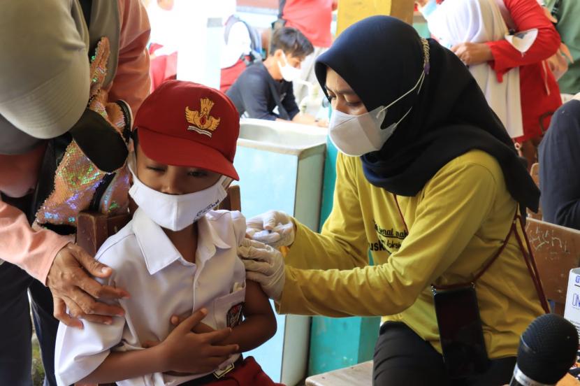 Siswa SD di Kabupaten Pangandaran menjalani vaksinasi Covid-19, Selasa (11/1/2022). 