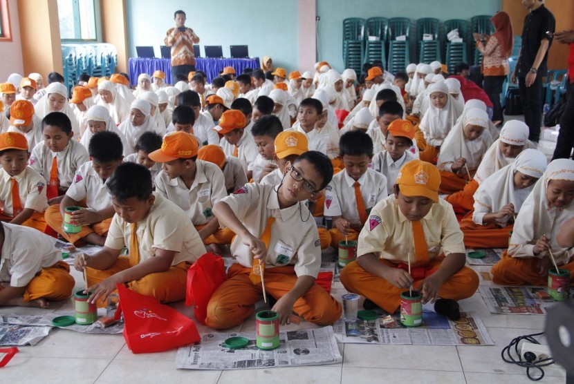 Siswa SD di Malang diajarkan menabung sejak dini melalui kegiatan Ayo Menabung dan Berbagi. 