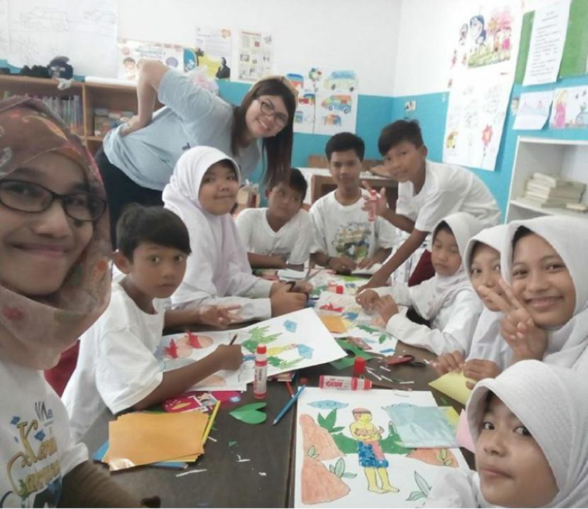 Siswa SD Dinamika Indonesia belajar mewarnai di Taman Baca Albert Einstein.