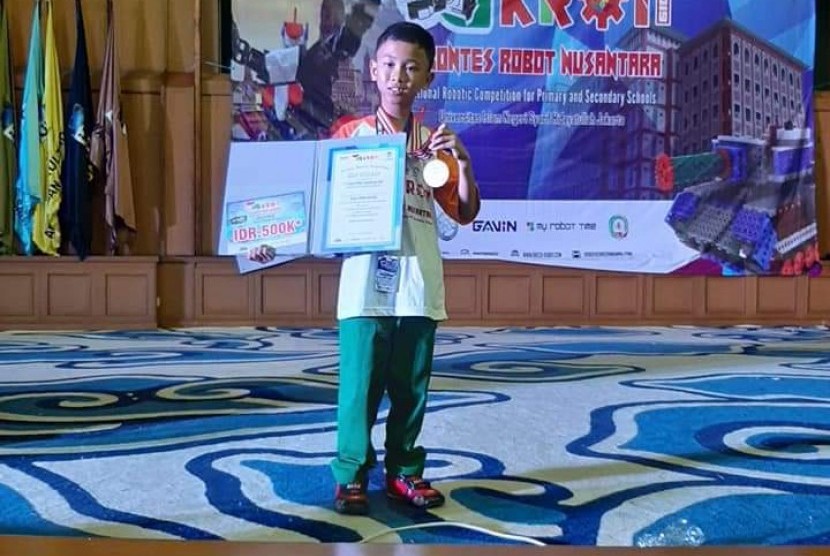 Siswa SD Fatma Kenanga juara Kontes Robot Nusantara.
