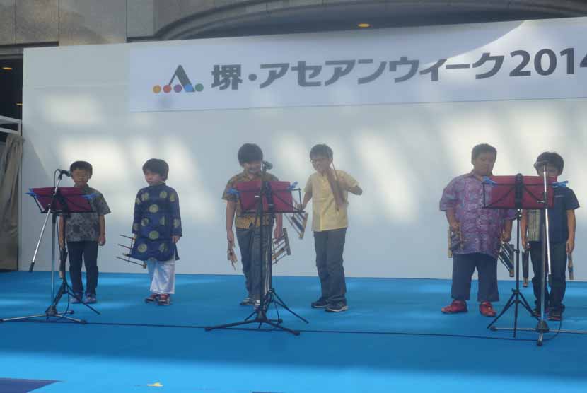 Siswa SD Ichi Sakai memainkan angklung dalam acara pentas seni Sakai Asean Week 2014