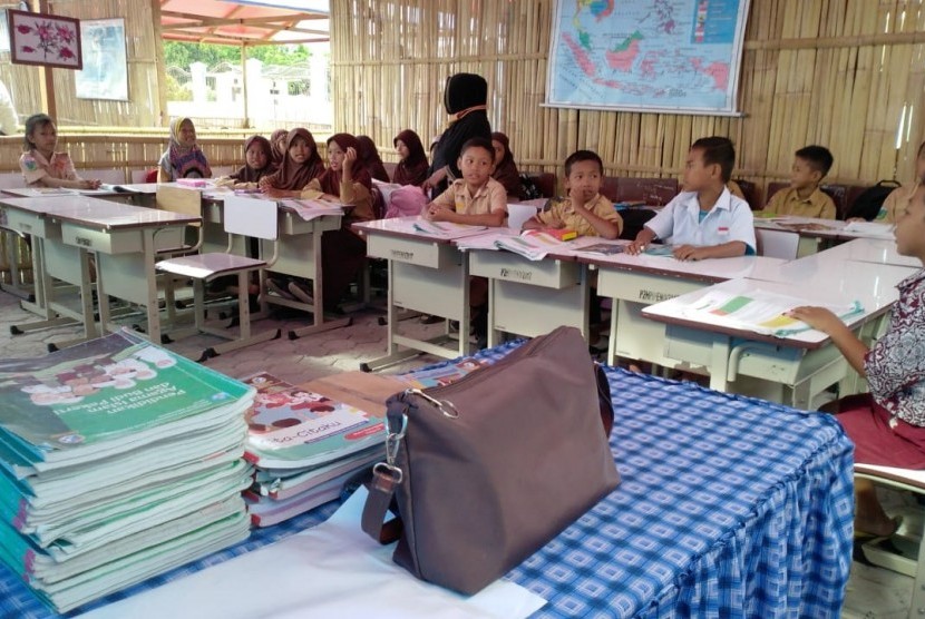 Siswa SD Inpres Bayaoge, Palu belajar di ruangan kelas yang terbuat dari bambu.