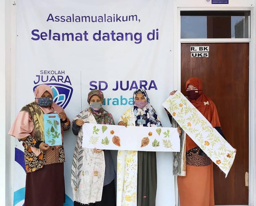 Siswa SD Juara Rumah Zakat Surabaya gelar virtual AMT dengan mempraktikan batik ecoprint.