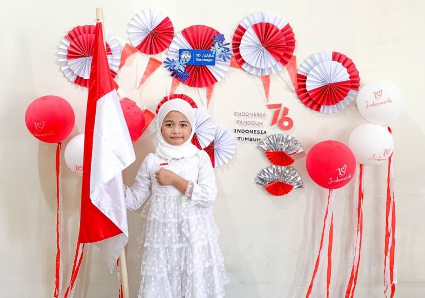 Siswa SD Juara Surabaya mengikuti upacara bendera Peringatan Ulang Tahun ke-76 Republik Indonesia secara virtual yang diselenggarakan serentak di rumah masing-masing siswa.