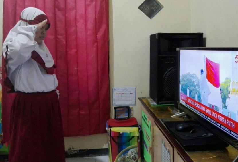 Islam dan Kemerdekaan. Foto ilustrasi: Siswa SD Juara Surabaya mengikuti upacara bendera Peringatan Ulang Tahun ke-76 Republik Indonesia secara virtual yang diselenggarakan serentak di rumah masing-masing siswa.