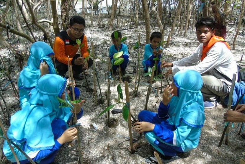 Siswa SD Juara Tanam Sejuta Mangrove di Surabaya