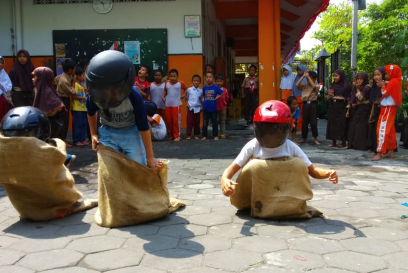 Siswa SD Juara Yogyakarta mengikuti berbagai perlombaan  untuk memeriahkan kemerdekaan Indonesia ke 74. 