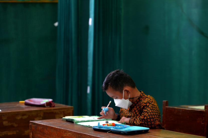 Siswa SD kelas 1 mengikuti pembelajaran tatap muka (PTM).