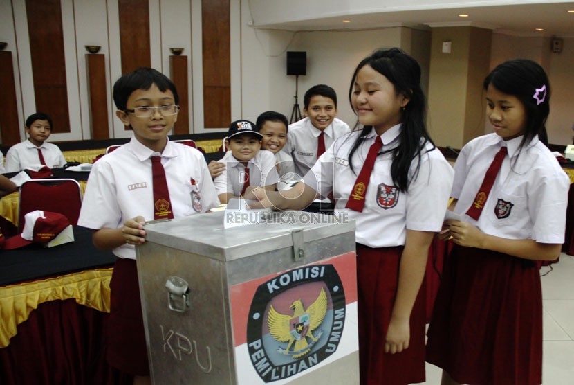 Siswa SD Menteng 01 melakukan simulasi pemungutan suara pada pemilu di kantor KPU, Jakarta Pusat, Senin (11/11). (Republika/Yasin Habibi)