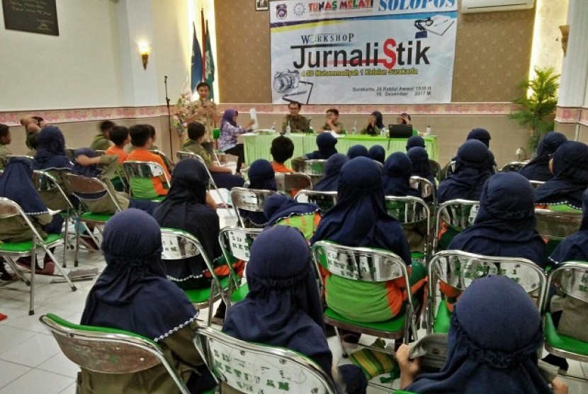 Siswa SD Muhammadiyah 1 Ketelan Surakarta mengikuti workshop penulisan jurnalistik, Jumat (15/12).