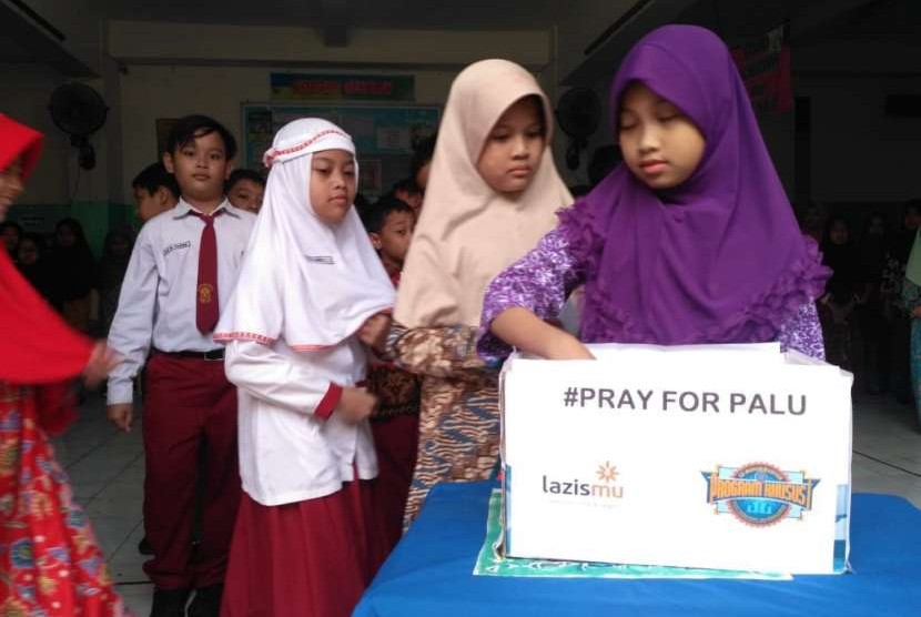 Siswa SD Muhammadiyah PK Solo mengumpulkan dana untuk membantu korban gempa dan tsunami Palu dan Donggala, Selasa (2/9).