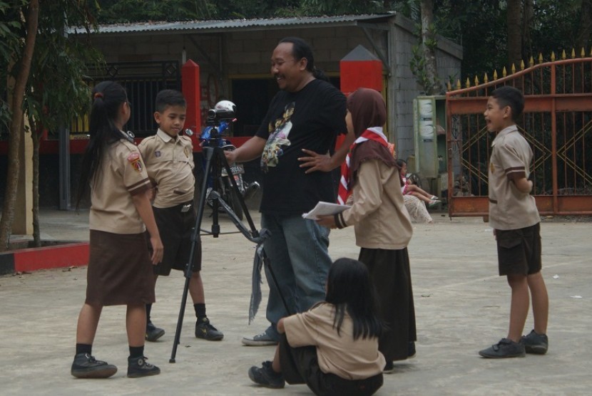 Siswa SD Negeri 1 Pagerandong mengikuti pelatihan membuat video berita