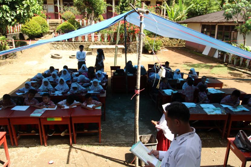 Siswa SD mengikuti Kegiatan Belajar Mengajar (KBM) di bawah tenda darurat. (Ilustrasi)