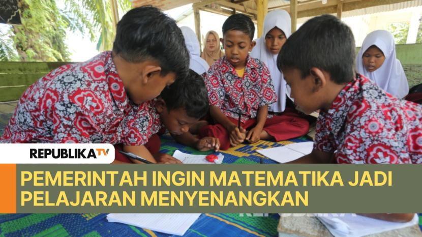 Siswa SD Negeri Alue Siron belajar di Balai Pengajian Nurul Mutaalimin Desa Alue Siron, Kecamatan Tadu Raya, Nagan Raya, Aceh.