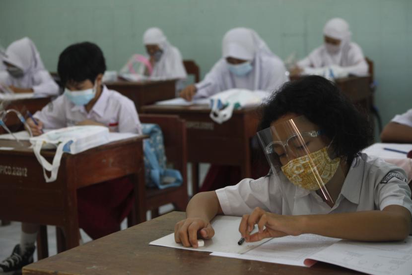 Siswa SD Negeri Cemara 2 Solo mengerjakan ujian asesmen kompetensi minimal numerasi di sekolah setempat, Solo, Jawa Tengah, Rabu (16/12). Pemerintah berencana membuka kembali sekolah pada Januari 2021. (ilustrasi)
