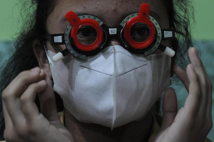 Siswa SD Negeri Kumpulrejo 2 mengikuti pemeriksaan mata saat pelaksanaan Gerakan Sejuta Kacamata untuk Indonesia di Salatiga, Jawa Tengah, Sabtu (12/3/2022). Pemeriksaan mata anak perlu dilakukan secara berkala.