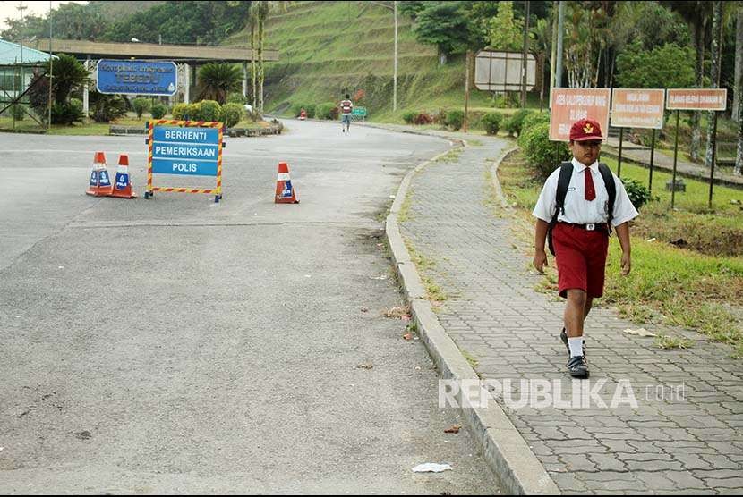 Siswa SD Nursaka (kiri), Warga Negara Indonesia yang bermukim di Tebedu, Sarawak, Malaysia berjalan kaki menuju Pos Lintas Batas Negara (PLBN) Entikong di Kabupaten Sanggau, Kalbar, Kamis (13/9)