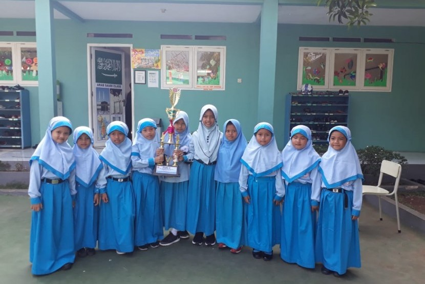 Siswa SD Prestasi Global berhasil merebut juara kedua lomba tari se-Jadebotabek, Bandung dan sekitarnya.