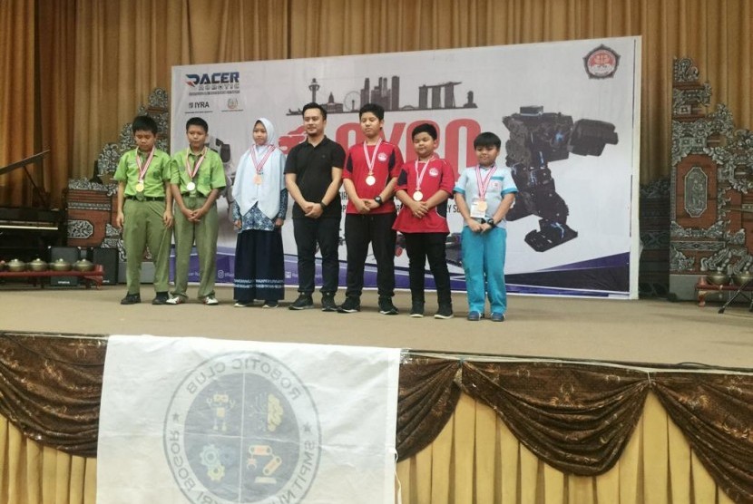 Siswa SD Prestasi Global Depok berhasil menjuarai lomba robotik tingkat Asia yang digelar di Singapura.