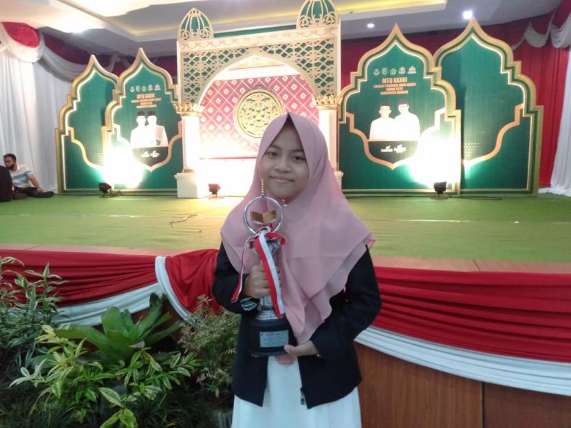 Siswa SDIT Nur Hikmah, Azzura berhasil menjadi juara kedua MTQ tingkat Provinsi Jawa Barat.