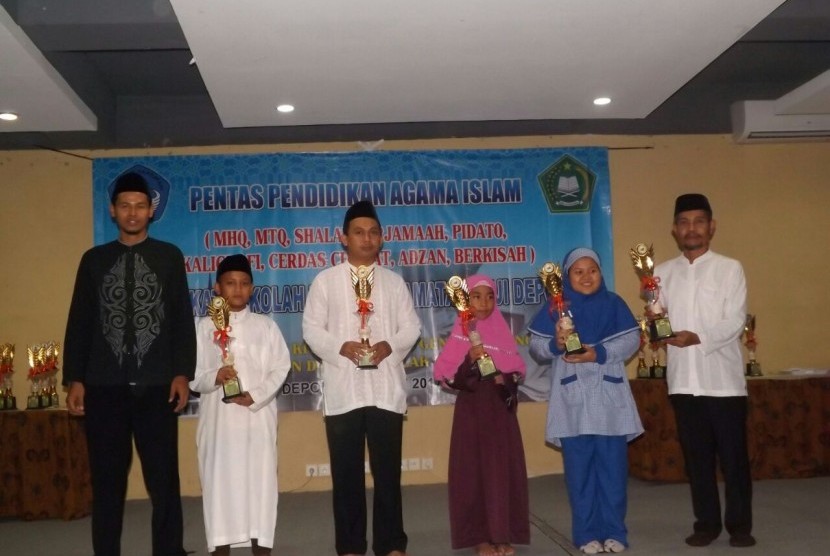 Siswa SDIT Ummul Quro meraih juara umum pada Lomba Keterampilan Agama tingkat Kecamatan Beji, Kota Depok.