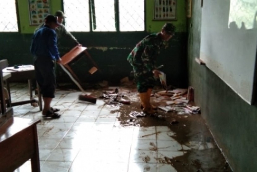 Siswa SDN 1 Bojong Asih belajar di aula Desa Dayeuhkolot, Senin (4/3)  dengan kondisi terbatas. 