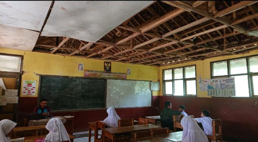 Siswa SDN 2 Talagasari di Kecamatan Banjarwangi, Kabupaten Garut, belajar di ruang kelas yang rusak. 