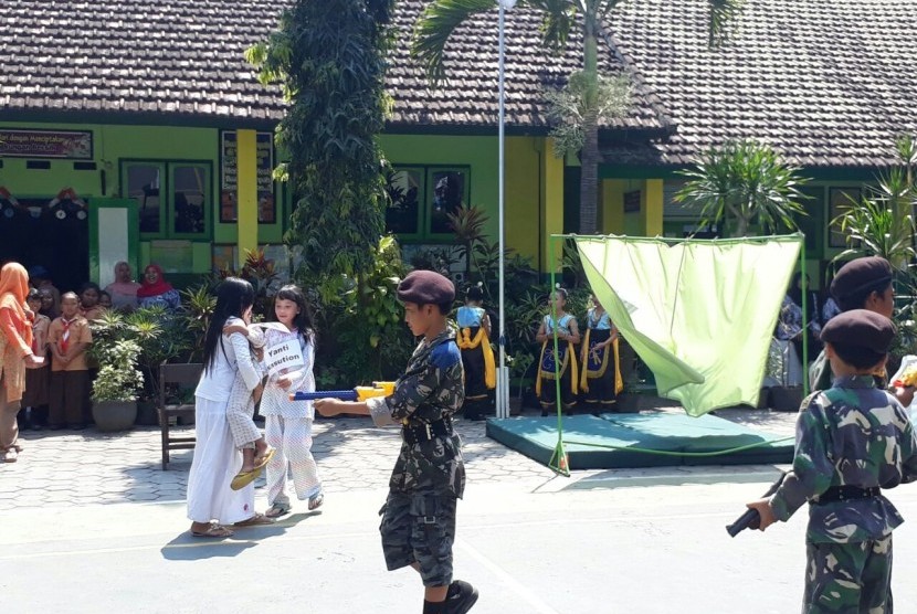 Siswa SDN Dinoyo I Malang melakonkan drama kolosal G30S/OKI dengan fokus pada sosol Ade Irma Suryani Nasution