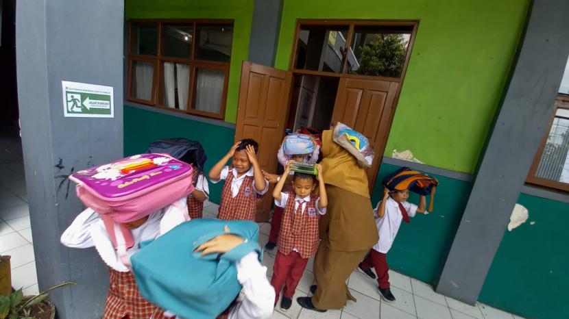 (ILUSTRASI) Anak-anak di sekolah mengikuti kegiatan simulasi bencana.