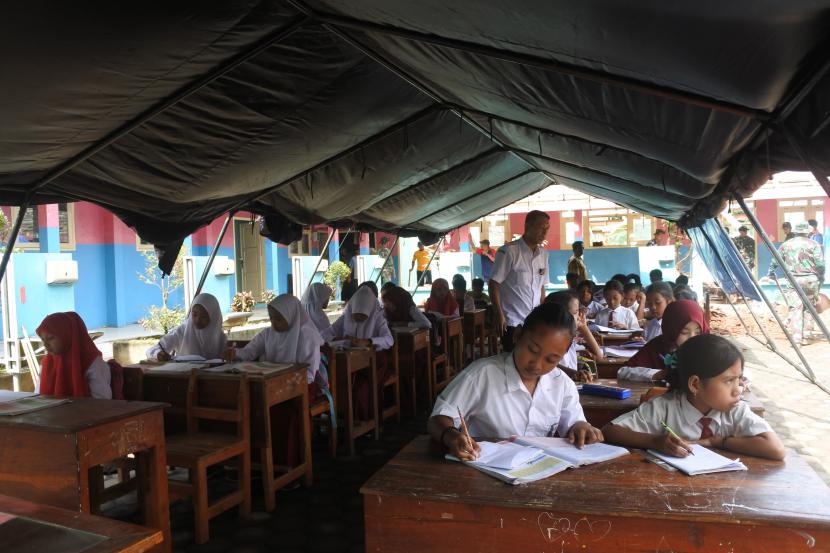 Siswa SDN belajar di tenda darurat (ilustrasi).
