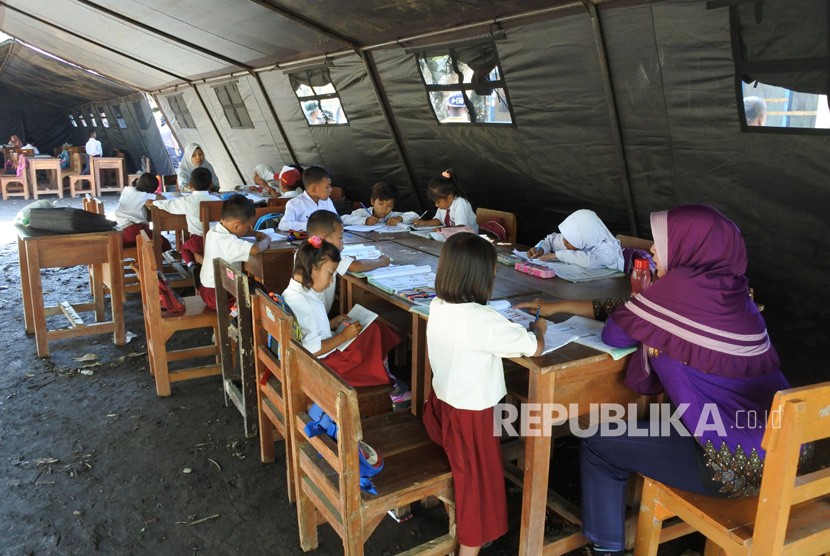 Siswa SDN Jamintoro 3 belajar di tenda di Desa Jamintoro, Sumberbaru, Jember, Jawa Timur, Senin (2/12/2019).