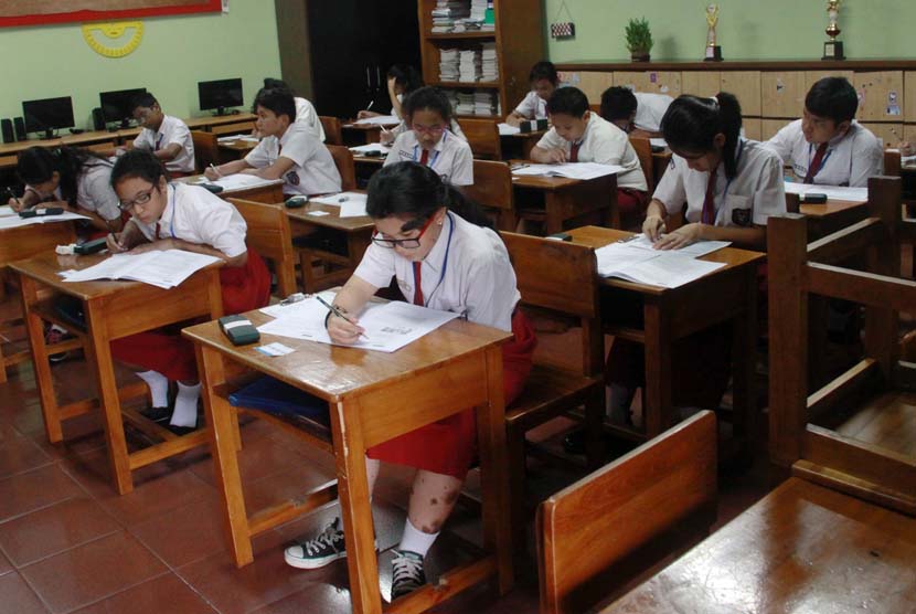 Siswa SDN Menteng 1 mengikuti ujian untuk mata pelajaran Bahasa Indonesia pada hari pertama pelaksanaan Ujian Sekolah (US) tingkat Sekolah Dasar (SD), Jakarta Pusat, Senin (19/5). 