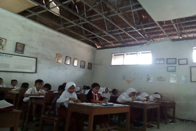 Suasa SD Sukasari 01 Kecamaran Rumpin, Kabupaten Bogor yang siswanya terpaksa belajar dengan kondisi plafon di ruangan kelas mereka roboh.