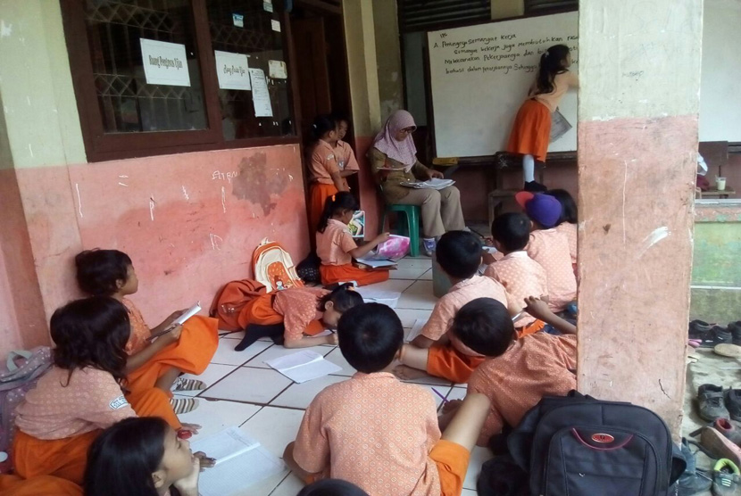 Siswa SDN Sukasari 01 Kecamatan Rumpin, Kabupaten Bogor terpaksa belajar di teras sekolah karena plafon di ruangan kelas mereka yang roboh.