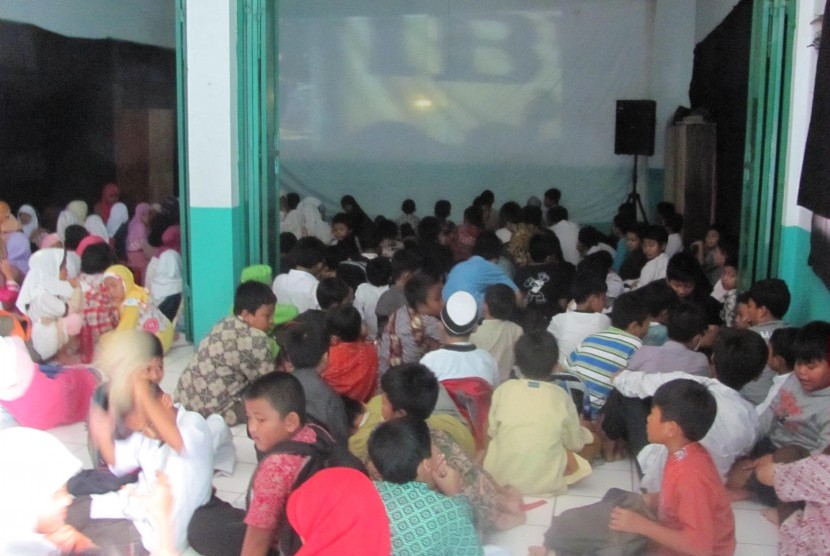 siswa SDT Bina Ilmu Menyaksikan Film Religi di sekolah Kamis (24/1)