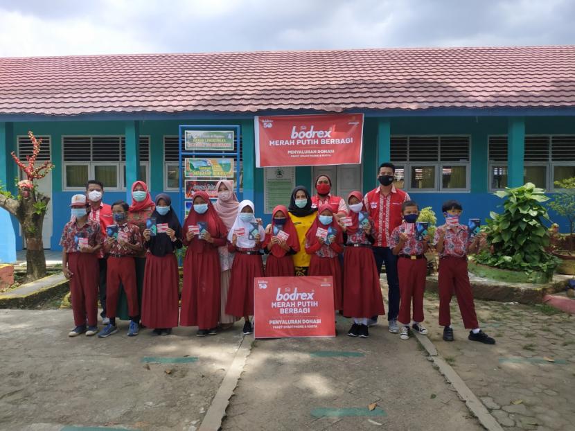 Para siswa sebuah sekolah di Jakarta memperoleh bantuan smartphone dan kuota internet pada program #bodrexMerahPutihBerbagi yang merupakan kelanjutan dari kampanye Bodrex Merah Putih Berbagi pada tahun 2020 dalam rangka memperingati 50 tahun Bodrex.