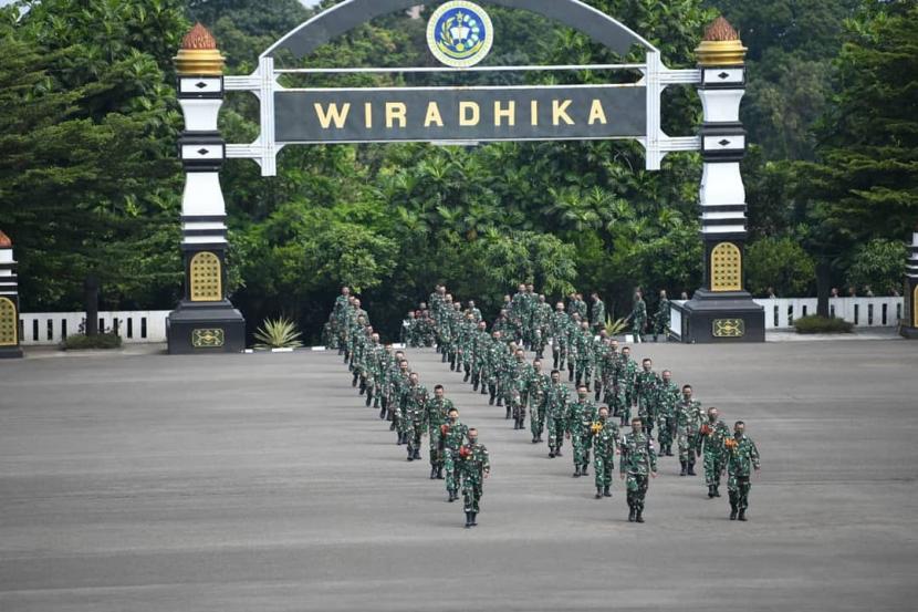 Siswa Secapa AD di Kota Bandung. Kepala Staf TNI Angkatan Darat Jenderal Andika Perkasa menyebutkan seluruh pasien Covid-19 di Sekolah Calon Perwira (Secapa) AD saat ini sudah dinyatakan sembuh. 