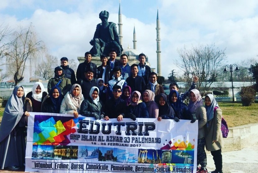Siswa Sekolah Al Azhar Palembang melaksanakan umrah wisata Muslim Turki, 13-25 Februari 2017. 