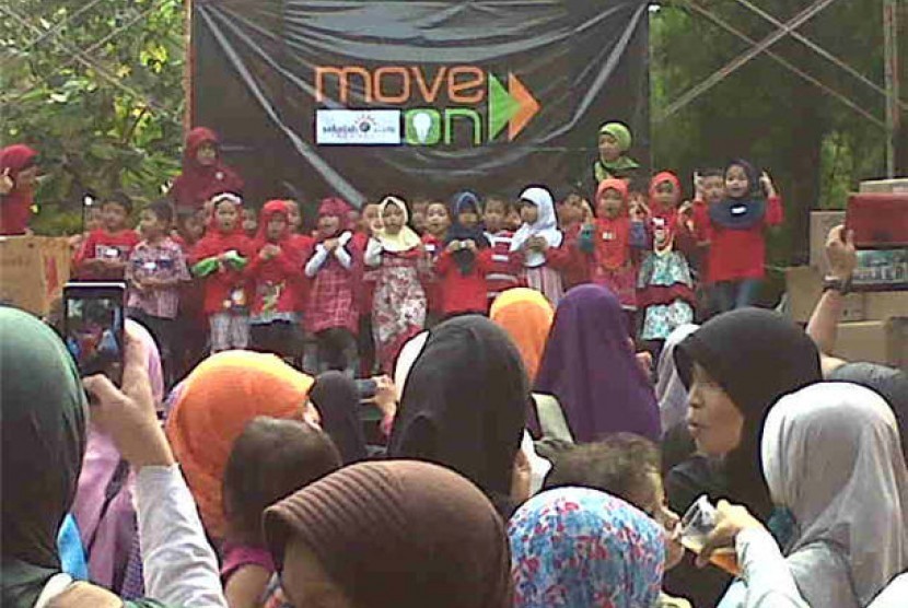 Siswa Sekolah Alam Indonesia (SAI) menampilkan pentas seni dalam acara 'SAI Move On' di Ciganjur, Jakarta, Sabtu (16/11)
